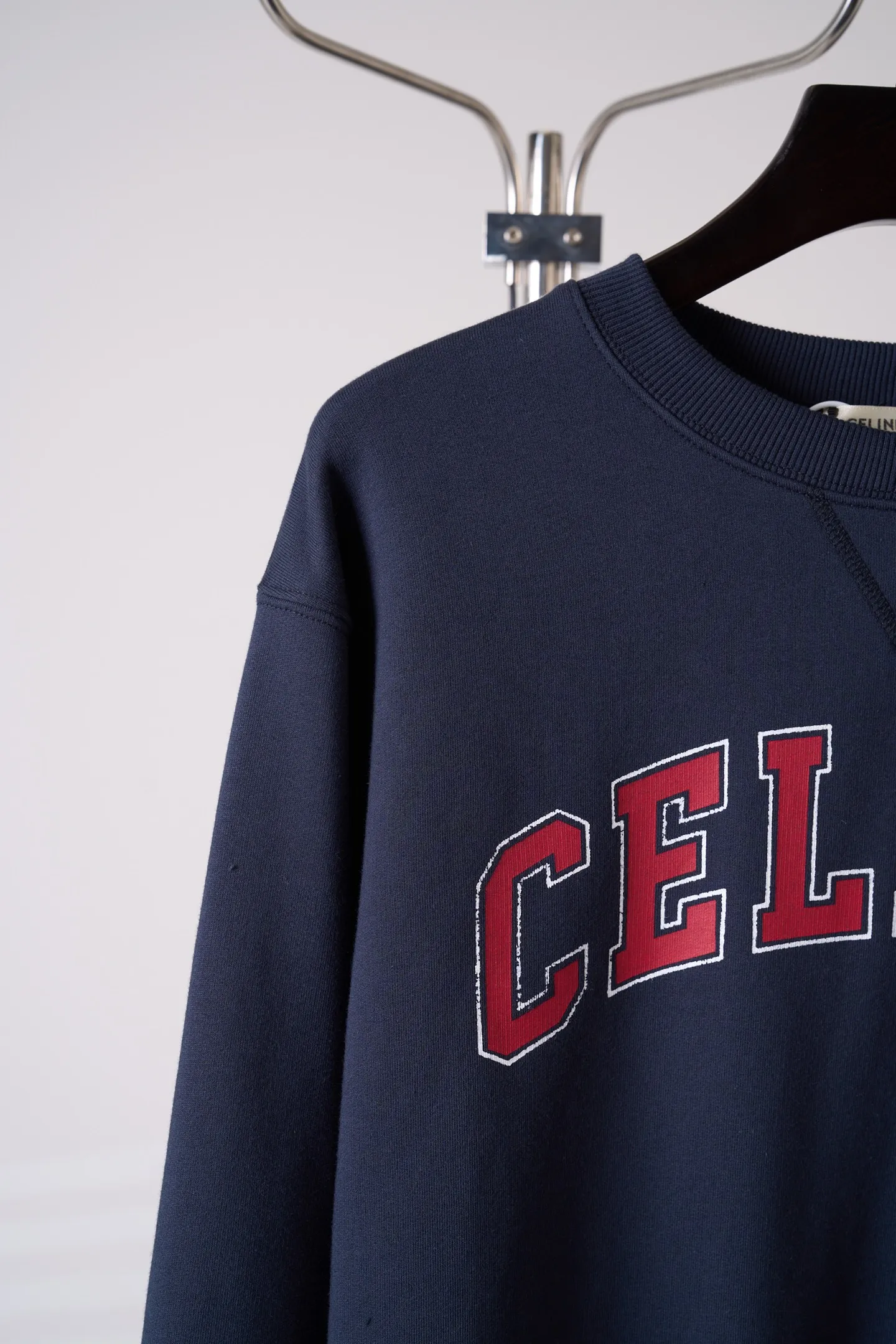 [Real auction] Celine/Céline Paris letter printed logo round neck sweatshirt (women's style) [In Stock] S M L custom-dyed densely woven fish scale sheared cotton material, fine and fluffy, soft and skin-friendly. The navy blue base color settles the retro tone, and the burgundy contrasting color evokes the college charm, gently interpreting the casual and free girl's posture. The iconic Celine Paris arch print is placed on the chest of the body, and the Retro school font is layered in contrasting colors, which is neat, full and powerful; the cuffs are embellished with exquisite hand-embroidered logos, which are low-key and hidden in the sleeves, and the light and dark echo each other. The soft dropped shoulders and loose fit take into account relaxation and neat lines. The moderate length flatters the body shape and creates a casual retro college girl silhouette. The style is evident in the details, relaxed yet refined, interpreting the retro accent of contemporary girls. 1. Imported machine embroidery technology uses advanced computer control systems and precision mechanical components to precisely create the iconic TRIOMPHE logo embroidery, with smooth and delicate lines and a full sense of sophistication. 2. Glue printing: Use glue liquid paint to print patterns on the fabric, and bake the fabric to fix the printed pattern. 3. Fermentation washing treatment: The fabrics have been fermentation washing, which makes the hand feel and texture better, is not easy to deform, shrink, and fade, and maintains long-term beauty and loose fit.